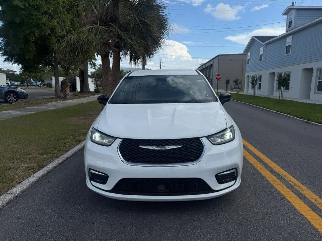 2024 Chrysler Pacifica Hybrid photo 2