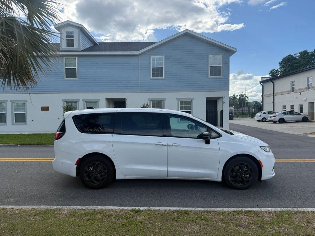 2024 Chrysler Pacifica Hybrid photo 4