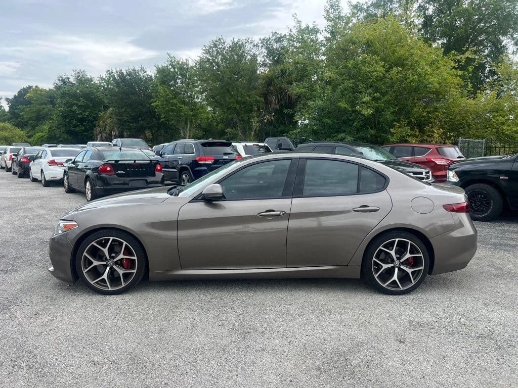 2019 Alfa Romeo Giulia photo 3