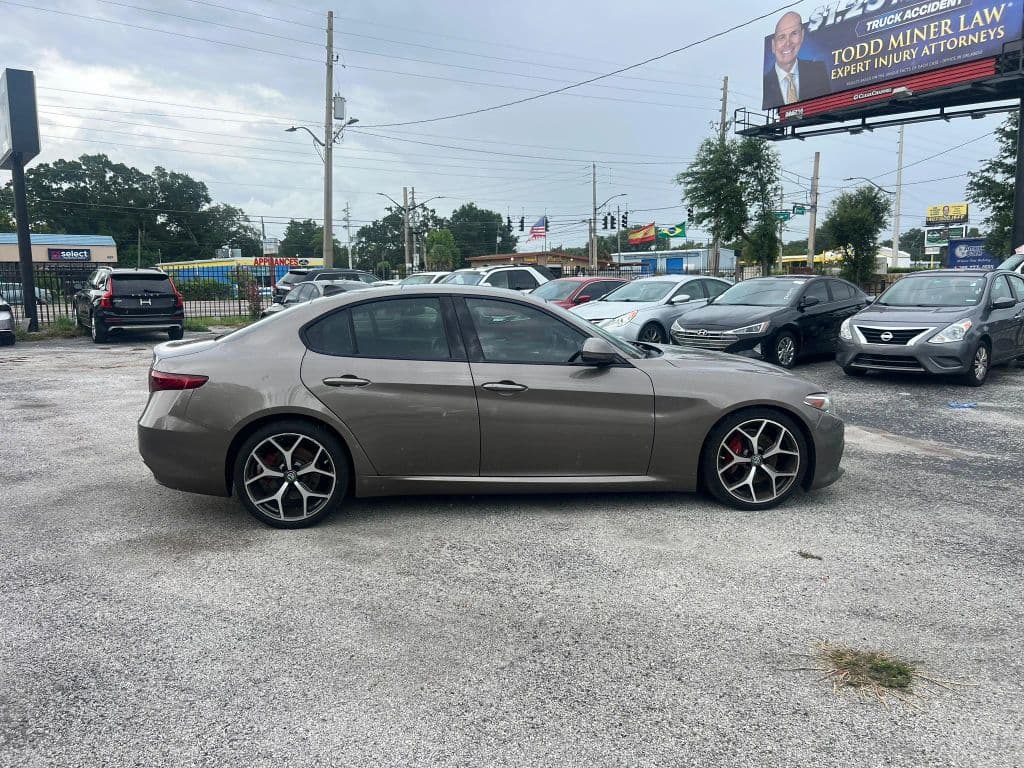 2019 Alfa Romeo Giulia photo 5
