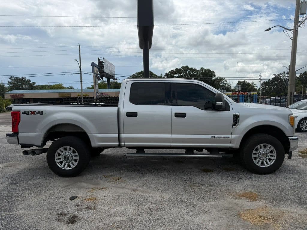 2017 Ford F250 Super Duty Crew Cab photo 5