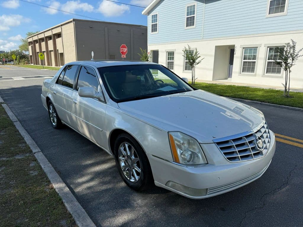 2011 Cadillac DTS photo 3