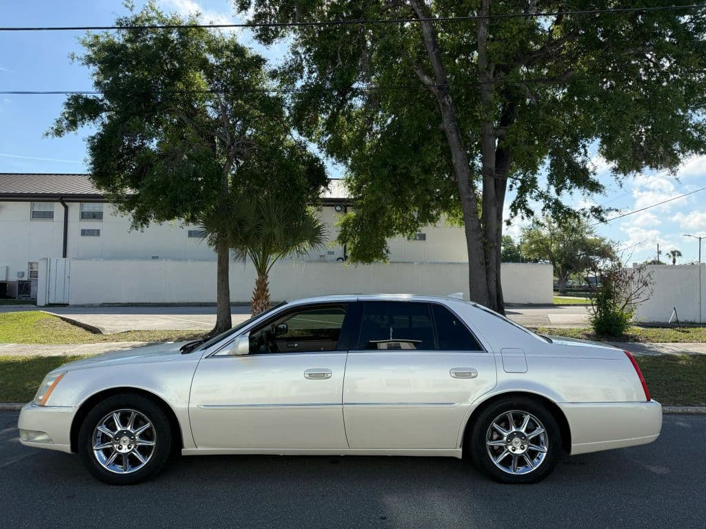 2011 Cadillac DTS photo 5