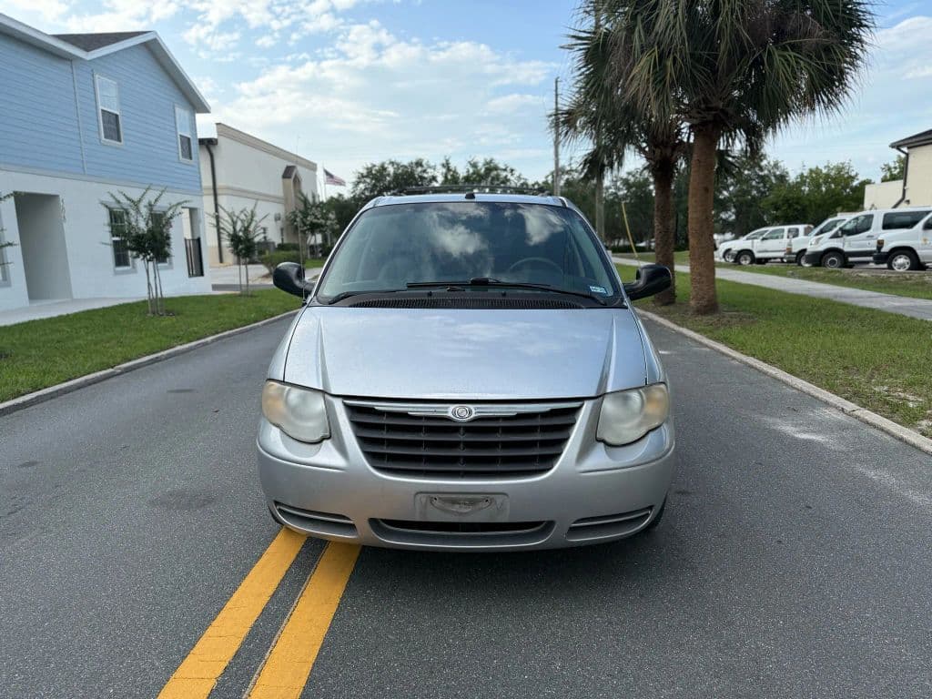 2005 Chrysler Town & Country photo 2