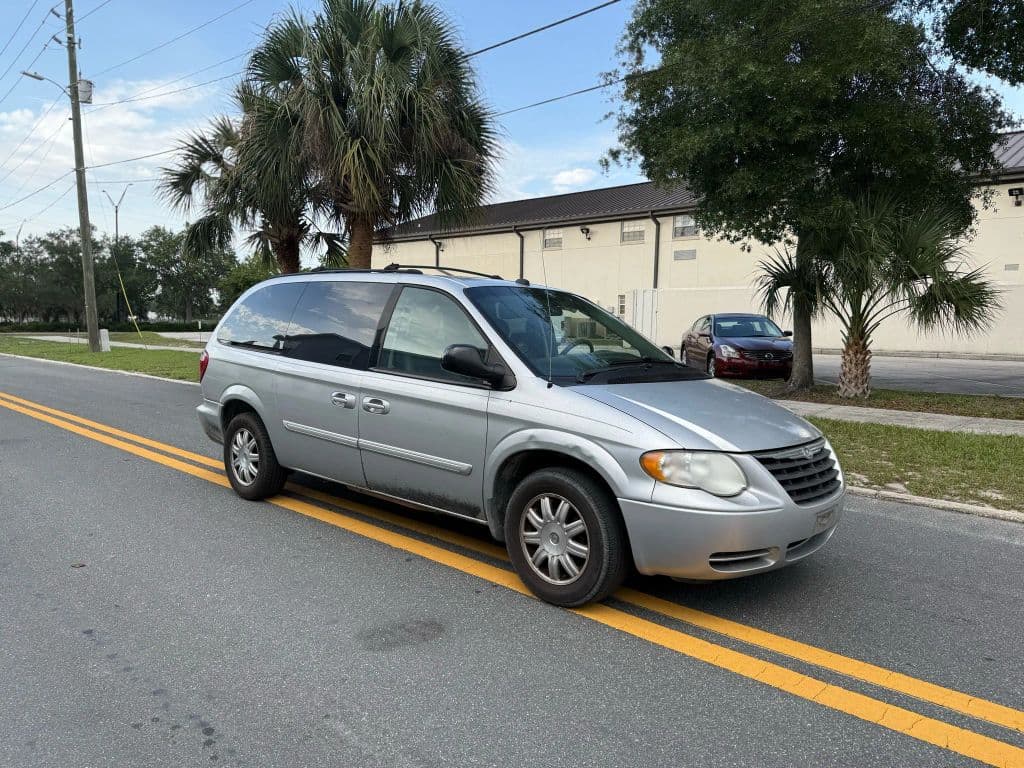 2005 Chrysler Town & Country photo 3