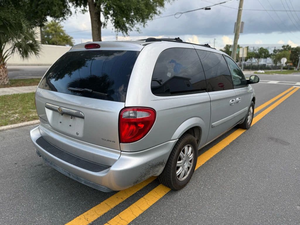 2005 Chrysler Town & Country photo 5